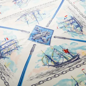 Dettaglio macro di foulard in seta con stampa nautica di navi d'epoca e ancore