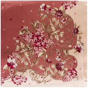 Carré de soie 90x90cm élégant aux motifs floraux vintage rose poudré et crème
