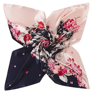 Carré de soie floral avec motifs de roses et d'hortensias en rose et bleu marine