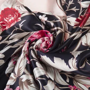 Gros plan d'un foulard en soie élégant avec roses rouges et texture satinée
