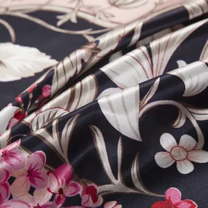 Vue détaillée du foulard en satin noir soyeux avec des motifs floraux roses élégants
