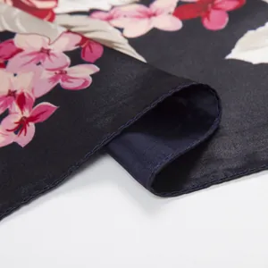 Gros plan détaillé sur le tissu effet soie avec imprimés floraux et bordures renforcées