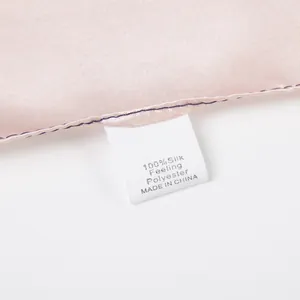 Détail d'une écharpe en satin 100% polyester avec texture soyeuse et couture de qualité