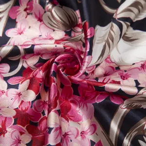 Élégant foulard en soie noire de 90cm avec motif floral d'hydrangées roses