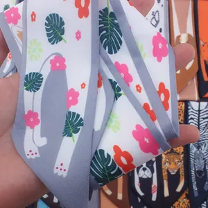 Twilly en soie avec motif feuilles de palmier et fleurs roses pour cheveux ou sacs à main
