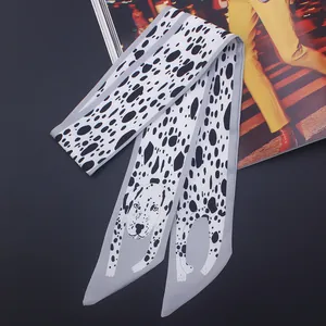 Détail d'un foulard Twilly gris à pois dalmatiens pour poignées de sac à main