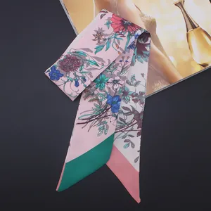 Détail d'un foulard en soie à fleurs vintage avec des blocs de couleurs contrastées