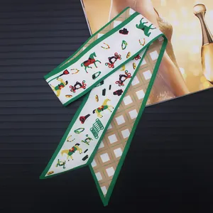 Pañuelo de seda con estampado ecuestre y borde verde para bolsos y cabello