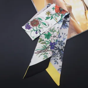 Détail d'un foulard Twilly en soie à motifs floraux colorés sur un fond sombre élégant