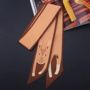 Gros plan d'un foulard twilly en soie avec motif de lapin de dessin animé sur fond noir