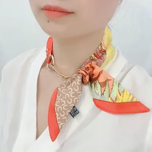 Elegante sciarpa di seta con stampa paesaggistica e fibbia dorata per borsa