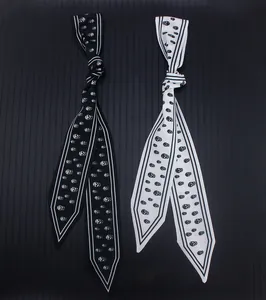 Pañuelo de seda con estampado de calaveras y bordes rayados para bolsos y cuello