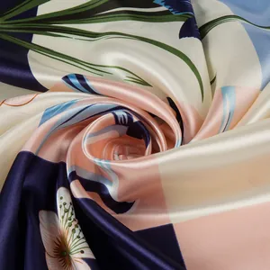 Macro-detail van satijnen sjaal met bloemmotieven en een zijdeachtige gladde textuur