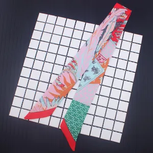 Foulard twilly setoso con stampe di piume e cavalli per manici di borse da donna