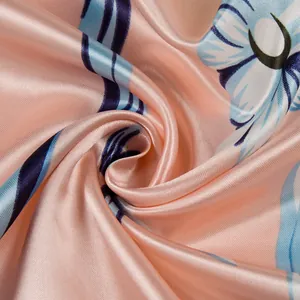 Detailopname van de gladde satijnen textuur en bloemenpatroon van de zijden sjaal