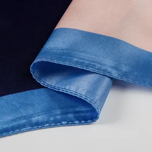 Detail van zijden sjaal met donkerblauw kleurblokpatroon en versterkte randafwerking