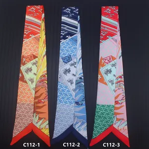 Tre foulard twilly in seta con stampa equestre, motivi di cavalli e ferri per borse