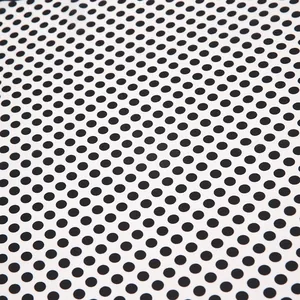 Détail du tissu brillant avec pois noirs classiques sur fond blanc pour ce foulard chic