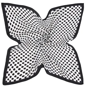 Carré de soie 55cm avec motif classique à pois noirs et blancs au design chic élégant