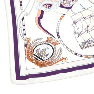 Detail van vintage zeilbootprint op satijnen sjaal met paarse rand en fijne afwerking