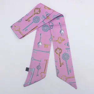 Pañuelo twilly rosa satinado con patrón de llaves vintage para bolsos y pelo