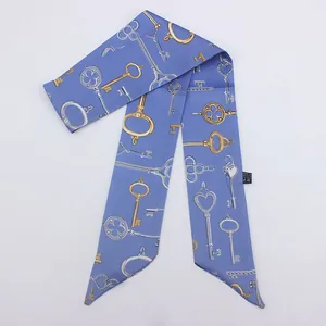 Elegante pañuelo de seda azul con diseño de llave vintage sobre fondo blanco
