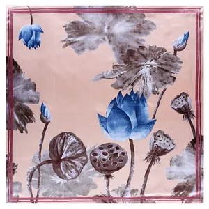 Elegante foulard in seta 90cm con stampa di loto e ninfee su sfondo rosa tenue