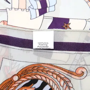 Detail van nautische vierkante sjaal met zijdezachte textuur en polyester wasetiket