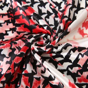 Macro λήψη από μεταξωτό μαντήλι 90cm με σχέδιο houndstooth και κόκκινη σατέν υφή