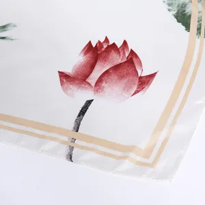 Dettaglio di un foulard in seta con fiori di loto rossi realistici e bordi dorati