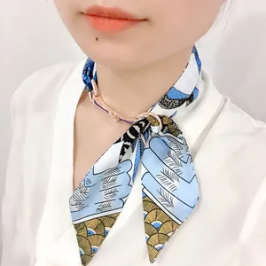Foulard en soie imprimé plumes bleu avec une boucle de mors en métal or rose