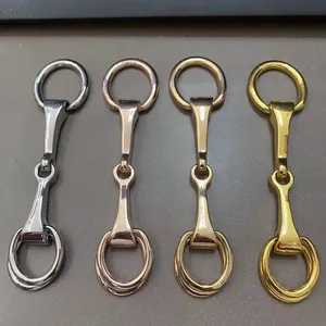 Détails macro de boucles de foulard en métal mors en finitions argent et doré