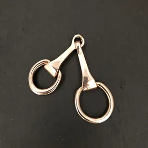 Détail d'une boucle mors en or rose poli avec une finition miroir pour accessoires