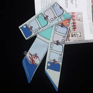 Elegante zijden twilly sjaal met blauwe en oranje print voor handtas handvat decoratie