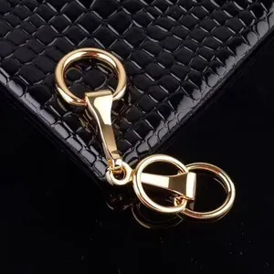 Boucle de foulard mors en métal doré sur fond en cuir noir embossé avec finition brillante
