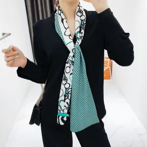 Elegante zijden damessjaal met ruitpatroon en kettingmotief in zwart wit en turquoise
