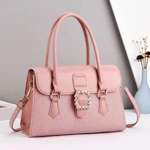 Détail du sac à main en patchwork rose avec boucle en cristal et finitions dorées brillantes