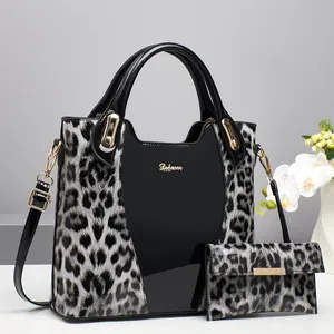 Conjunto de bolso tote de leopardo y neceser a juego con detalles en dorado