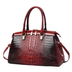 Sac à main élégant bordeaux à texture crocodile, dégradé de couleurs et détails dorés