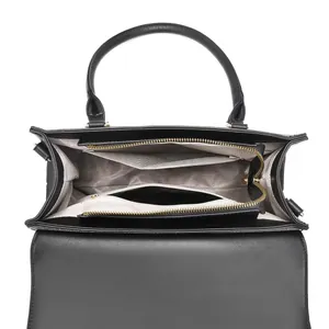 Vue de dessus de l'intérieur du sac à main en cuir noir avec compartiments multiples