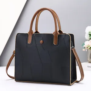 Détails du sac fourre-tout en cuir patchwork noir avec anses marron et boucle en métal