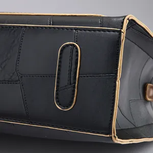 Gros plan détaillé des coutures en cuir grainé noir et du liseré beige de qualité