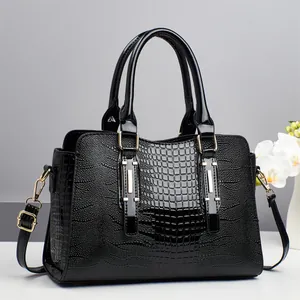 Elegante borsa da donna nera con motivo a coccodrillo e finiture in metallo dorato