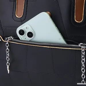 Détail de la poche extérieure du cabas noir contenant un smartphone pour référence