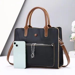 Grand sac cabas bicolore noir et marron en cuir PU texturé avec une chaîne métallique
