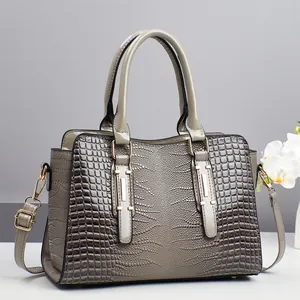Elegante borsa a mano grigio scuro con stampa coccodrillo e dettagli in metallo oro