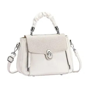 Sac à main blanc pour femme avec rabat tissé et poignée froncée élégante