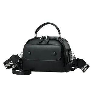 Sac à bandoulière noir texture litchi avec sangle large et boucles argentées