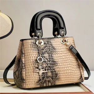Sac à main chic imprimé crocodile beige et marron avec poignées noires et étoile argent