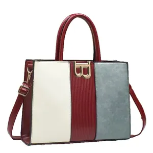 Sac à main élégant bicolore avec texture crocodile et boucle dorée en vue à 45 degrés